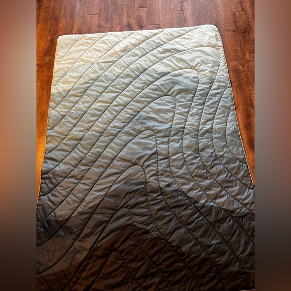 Rumpl Original Puffy Blanket - Cascade Fade - Picture 3 of 4